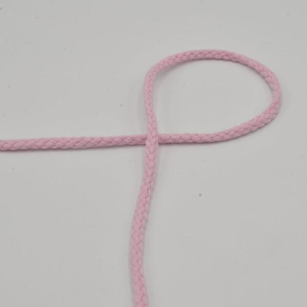 Kordel rund 6 mm in Babyrosa, Nahaufnahme der geflochtenen Oberfläche